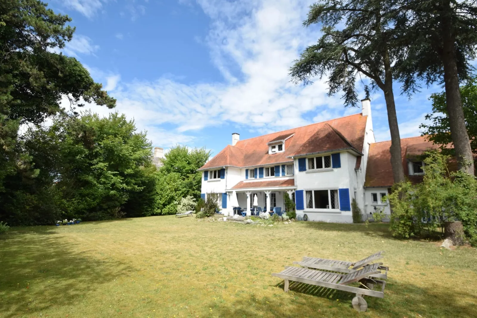 Villa unique avec caractère et potentiel, située à un emplacement d’exception au cœur du Zoute.