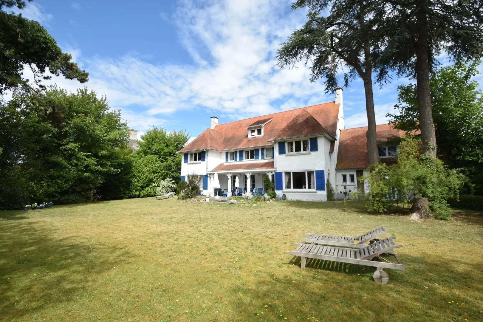 Unieke villa met karakter en potentieel op toplocatie in het hart van het Zoute.