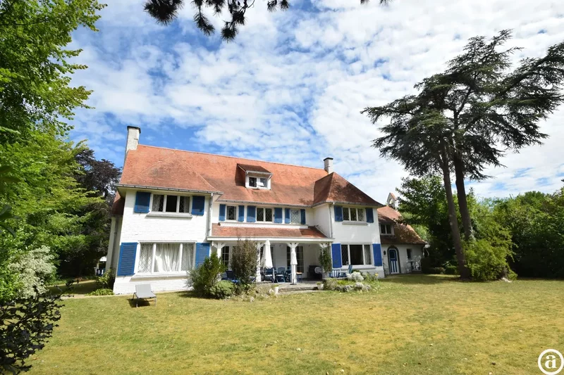 Villa unique avec caractère et potentiel, située à un emplacement d’exception au cœur du Zoute.