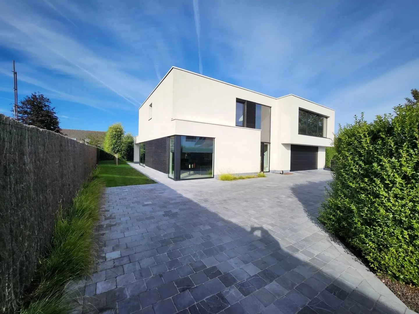 Recente alleenstaande villa centraal gelegen vlakbij het centrum van Knokke.