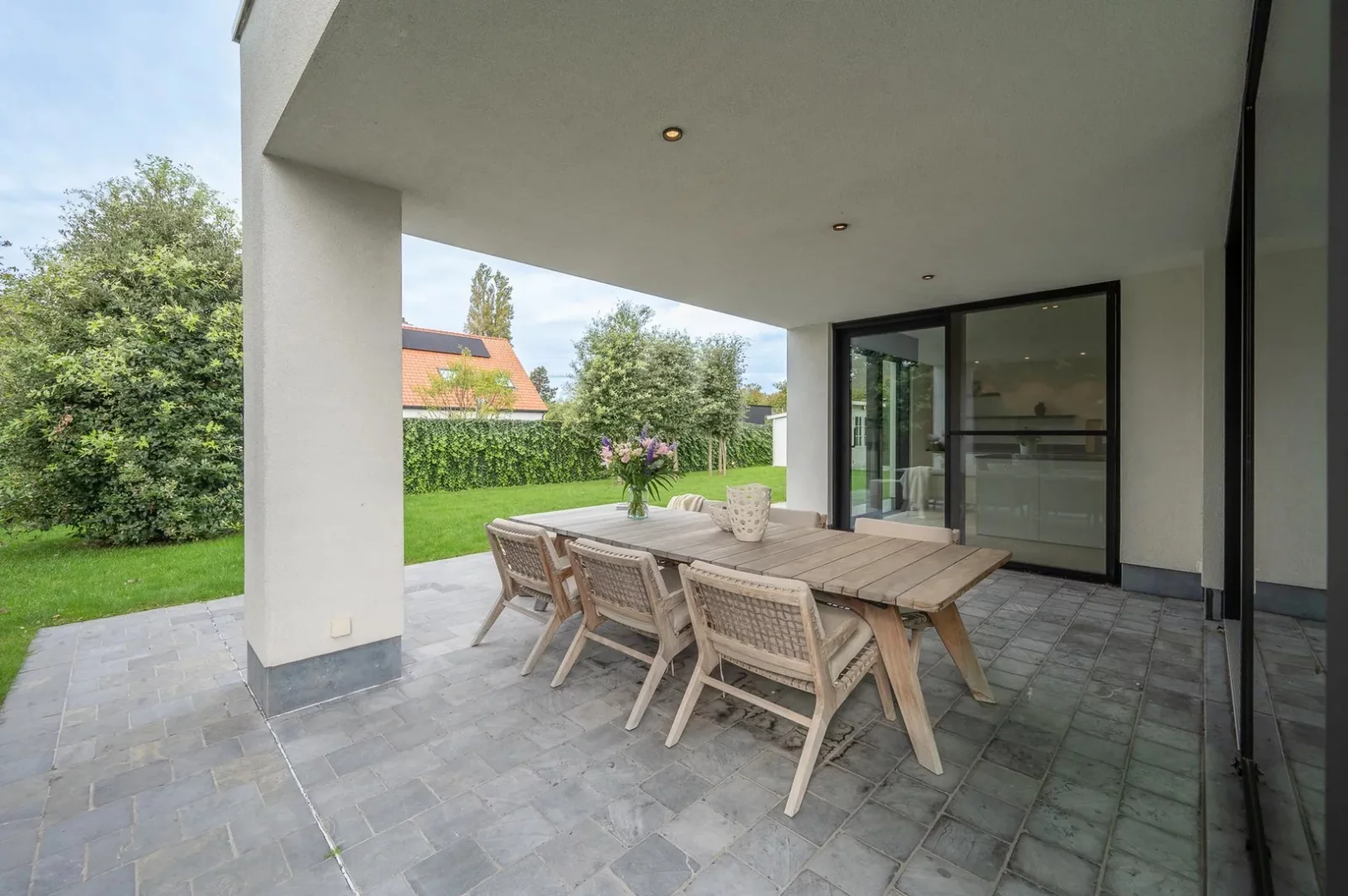 Recente alleenstaande villa centraal gelegen vlakbij het centrum van Knokke.