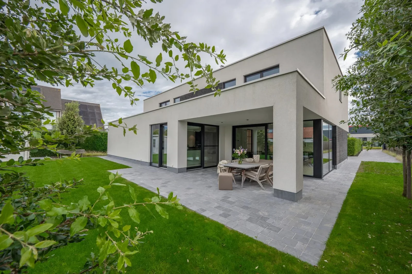 Recent detached villa close to the centre of Knokke.