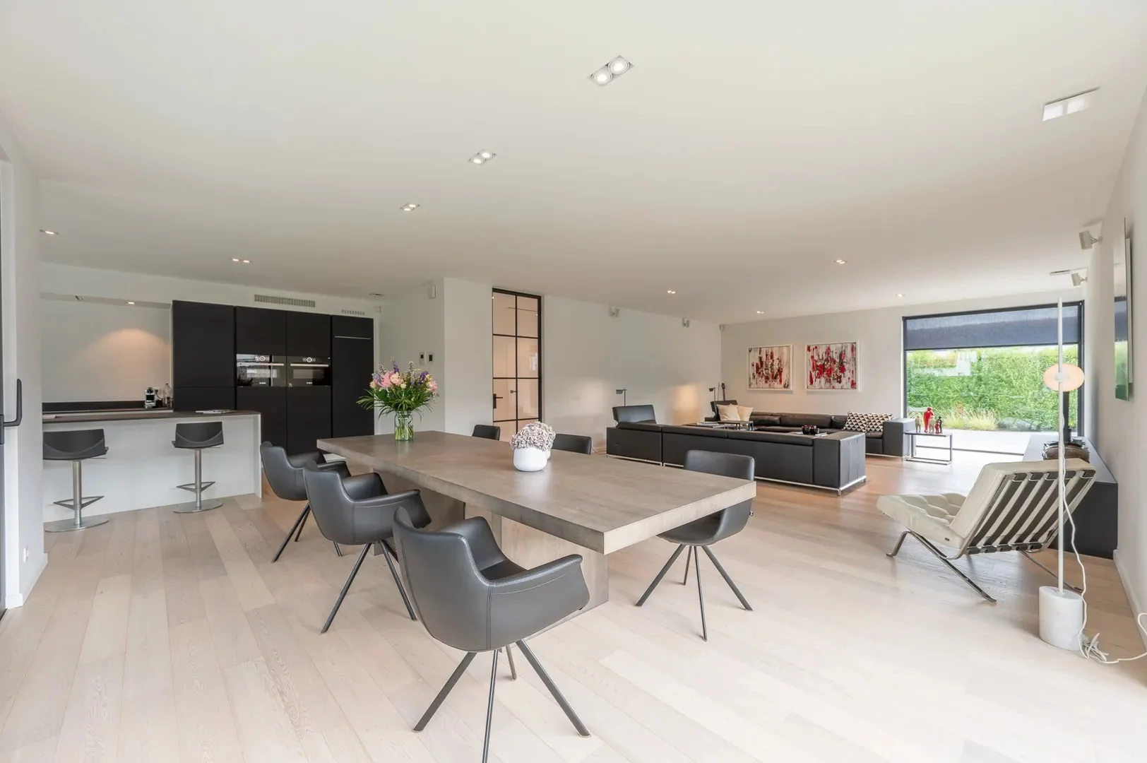 Recente alleenstaande villa centraal gelegen vlakbij het centrum van Knokke.