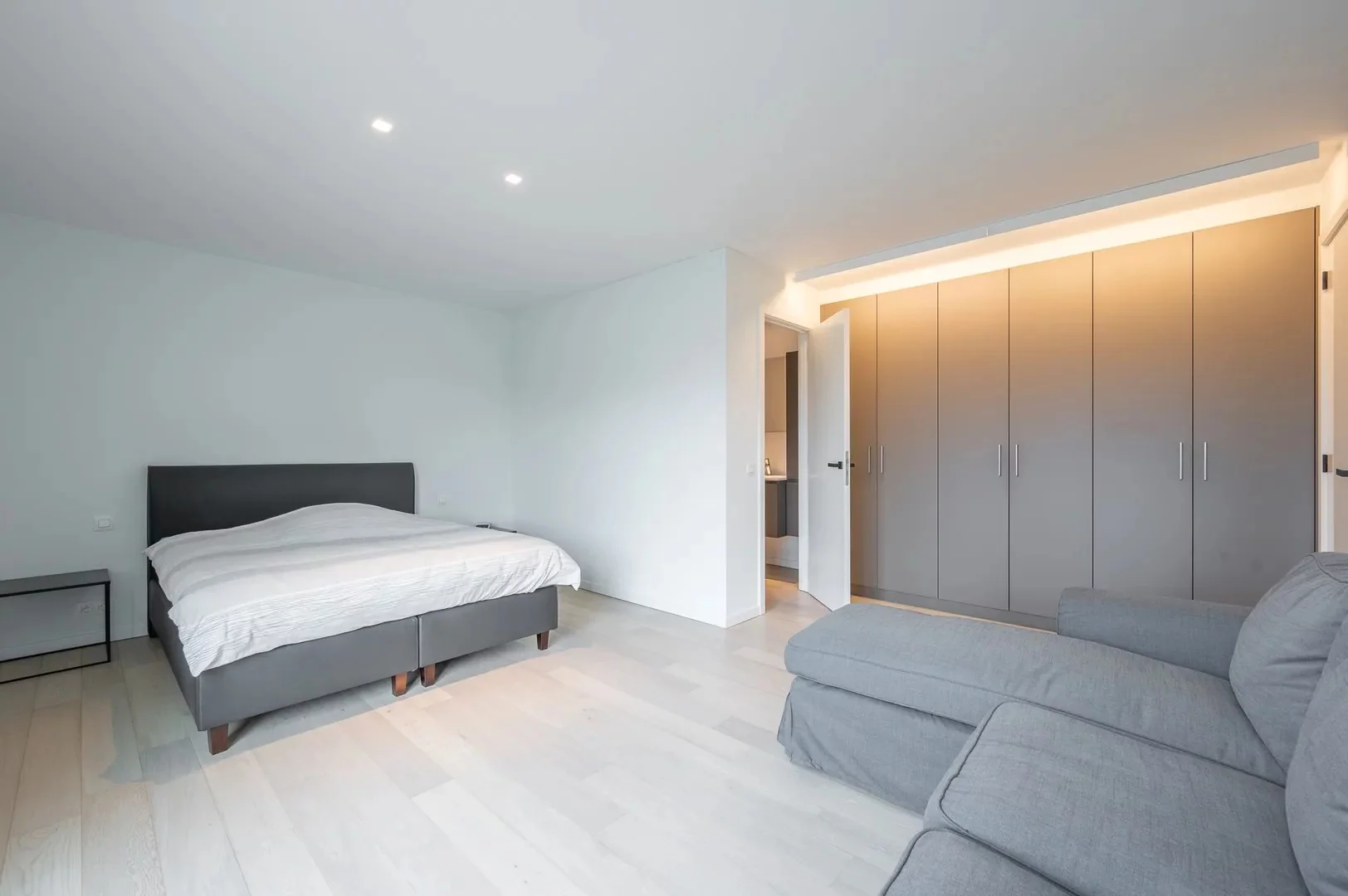 Recente alleenstaande villa centraal gelegen vlakbij het centrum van Knokke.