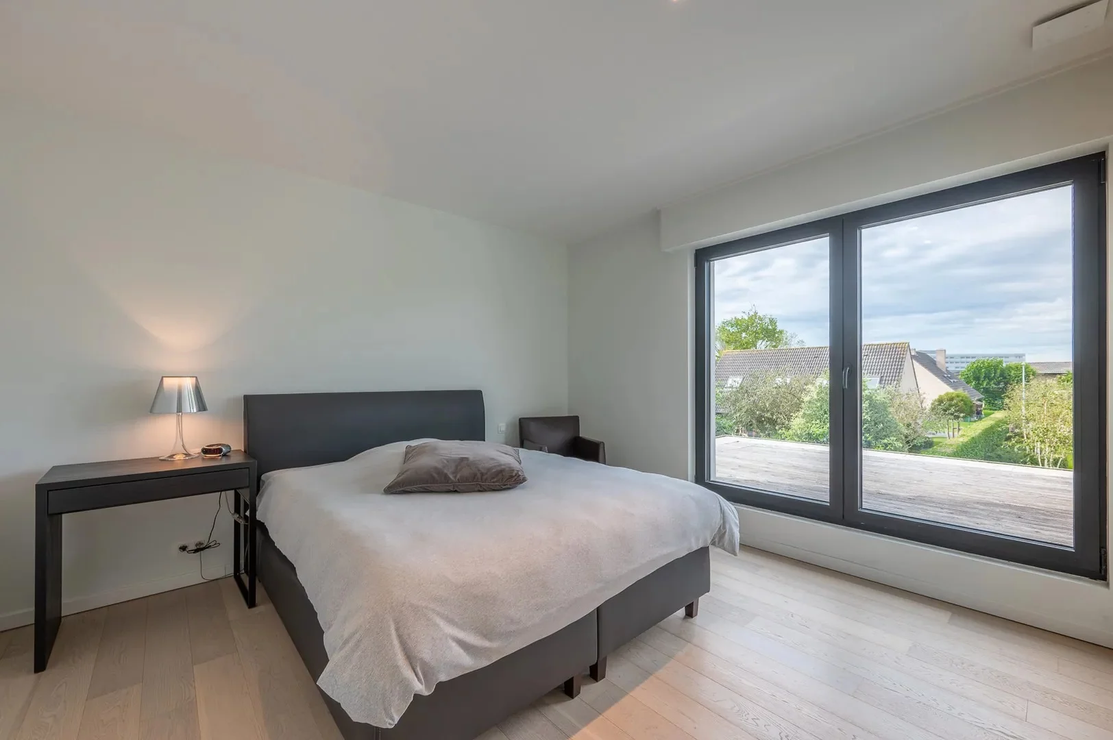 Recente alleenstaande villa centraal gelegen vlakbij het centrum van Knokke.