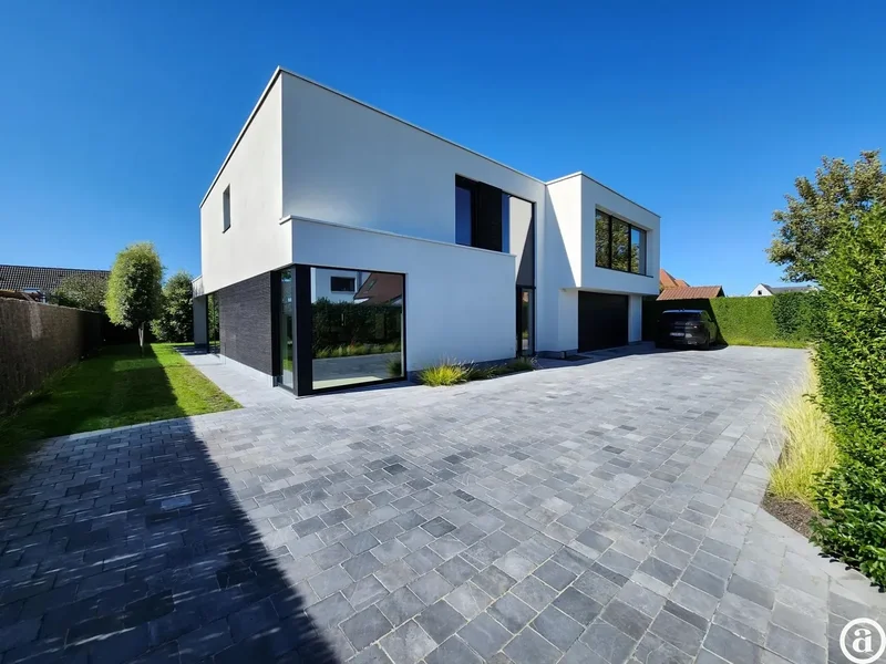 Recent detached villa close to the centre of Knokke.