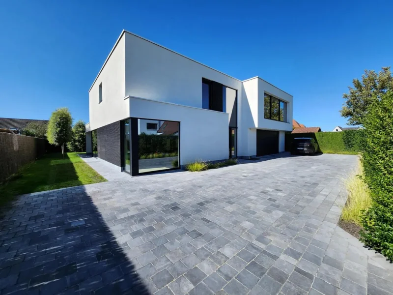 Recente alleenstaande villa centraal gelegen vlakbij het centrum van Knokke.
