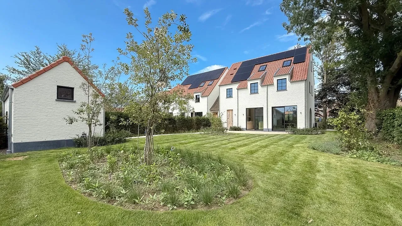 Instapklare nieuwbouwvilla met 5 slaapkamers en zuidgerichte tuin.