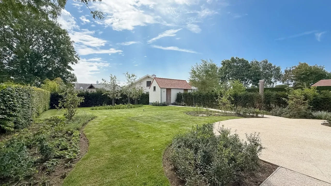 Instapklare nieuwbouwvilla met 5 slaapkamers en zuidgerichte tuin.