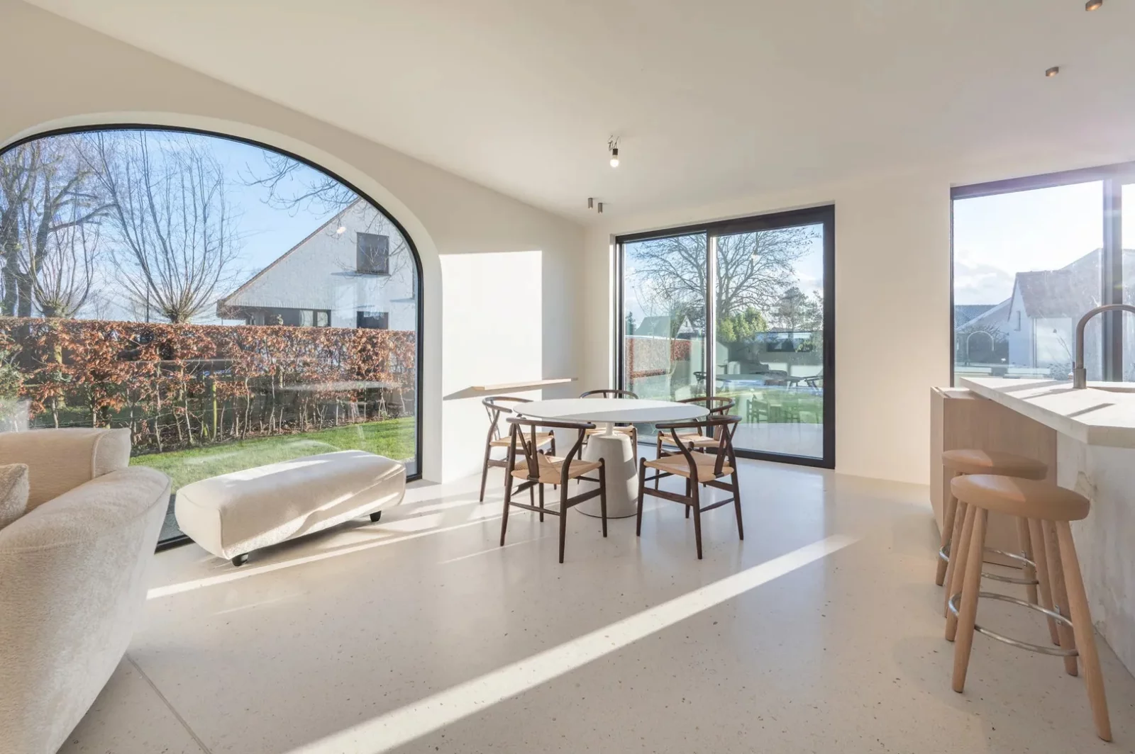 Instapklare nieuwbouwvilla met 5 slaapkamers en zuidgerichte tuin.