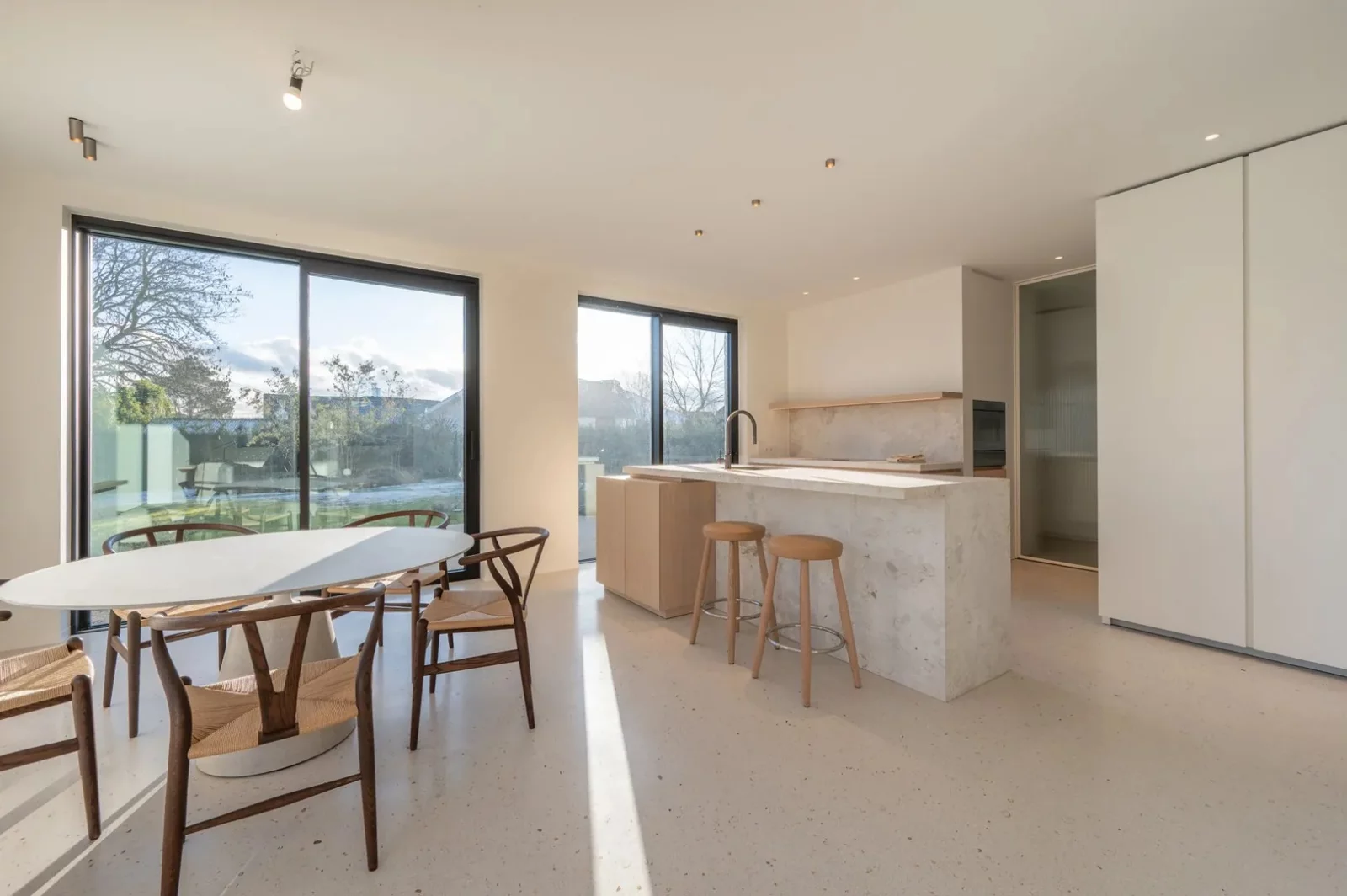 Instapklare nieuwbouwvilla met 5 slaapkamers en zuidgerichte tuin.