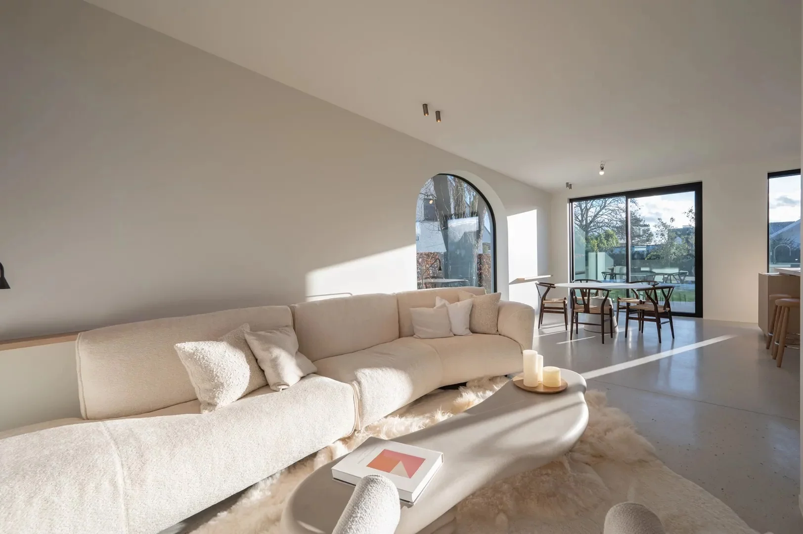 Instapklare nieuwbouwvilla met 5 slaapkamers en zuidgerichte tuin.