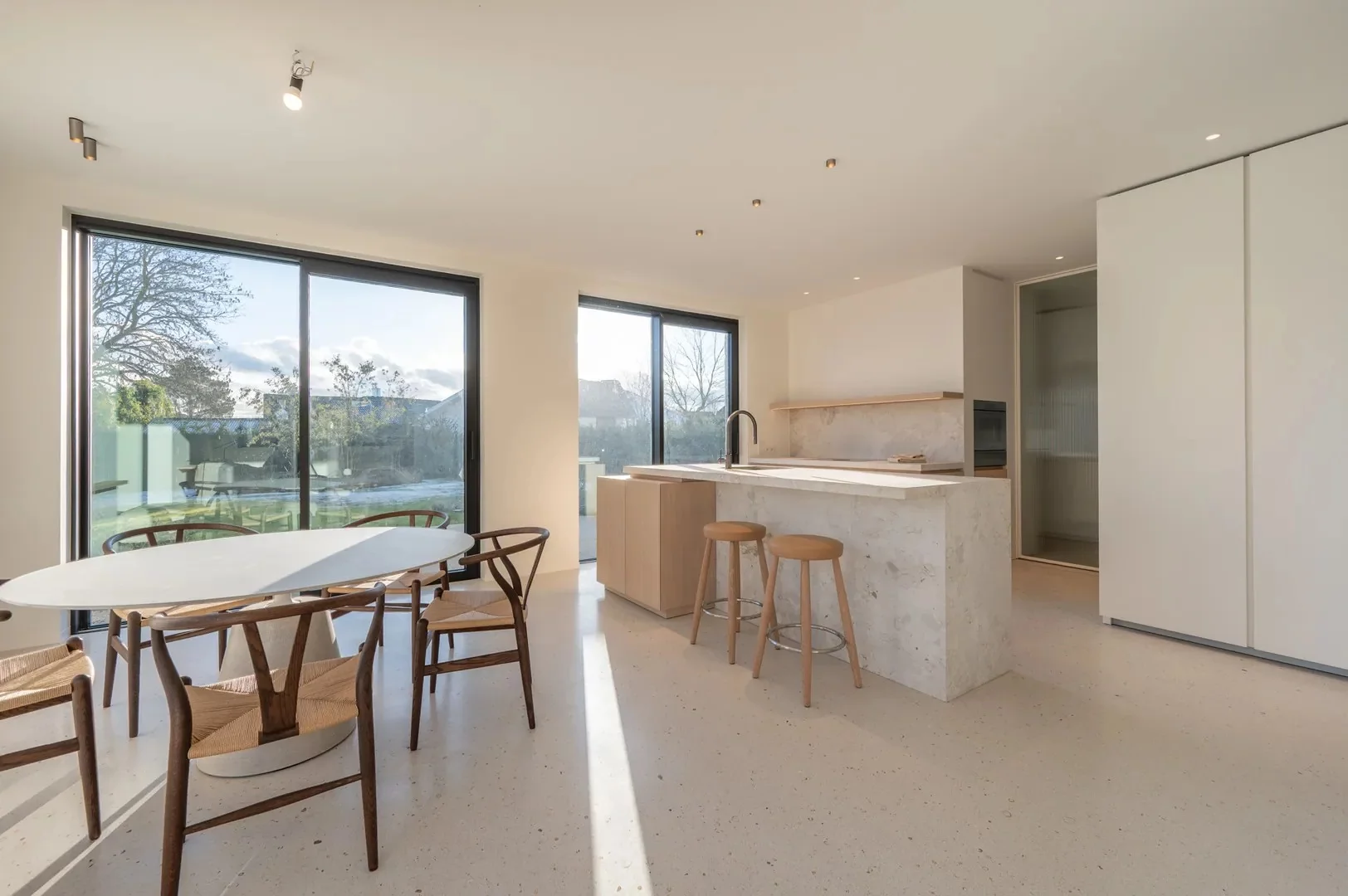 Instapklare nieuwbouwvilla met 5 slaapkamers en zuidgerichte tuin.