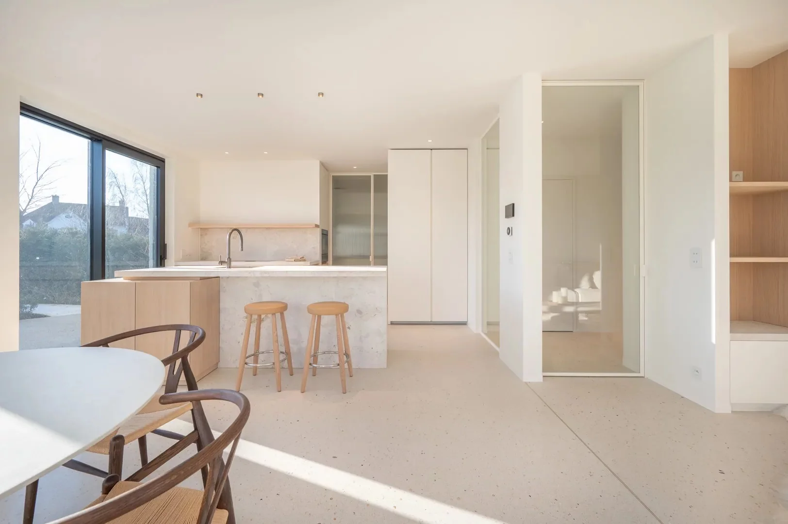 Instapklare nieuwbouwvilla met 5 slaapkamers en zuidgerichte tuin.