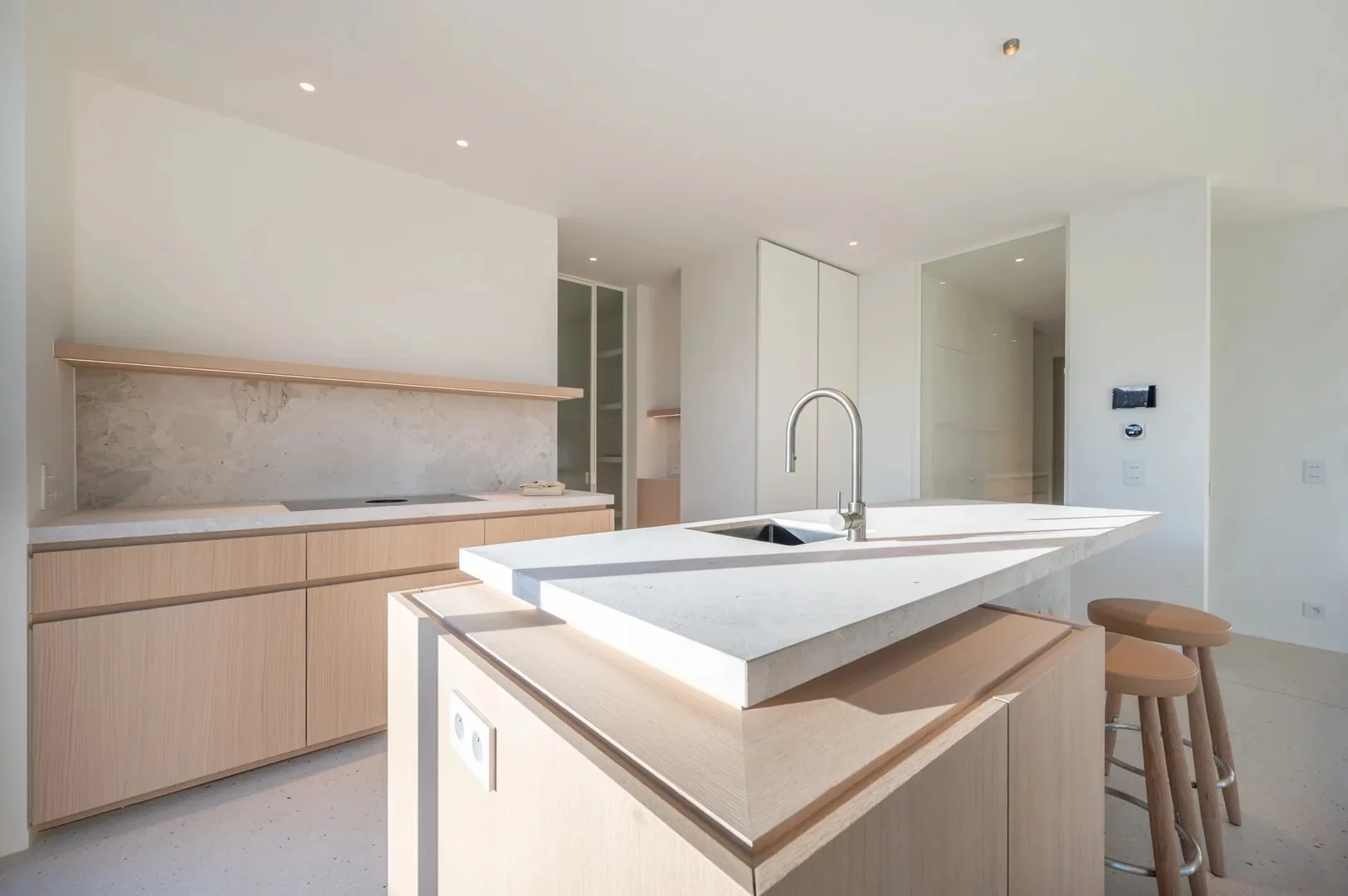 Instapklare nieuwbouwvilla met 5 slaapkamers en zuidgerichte tuin.