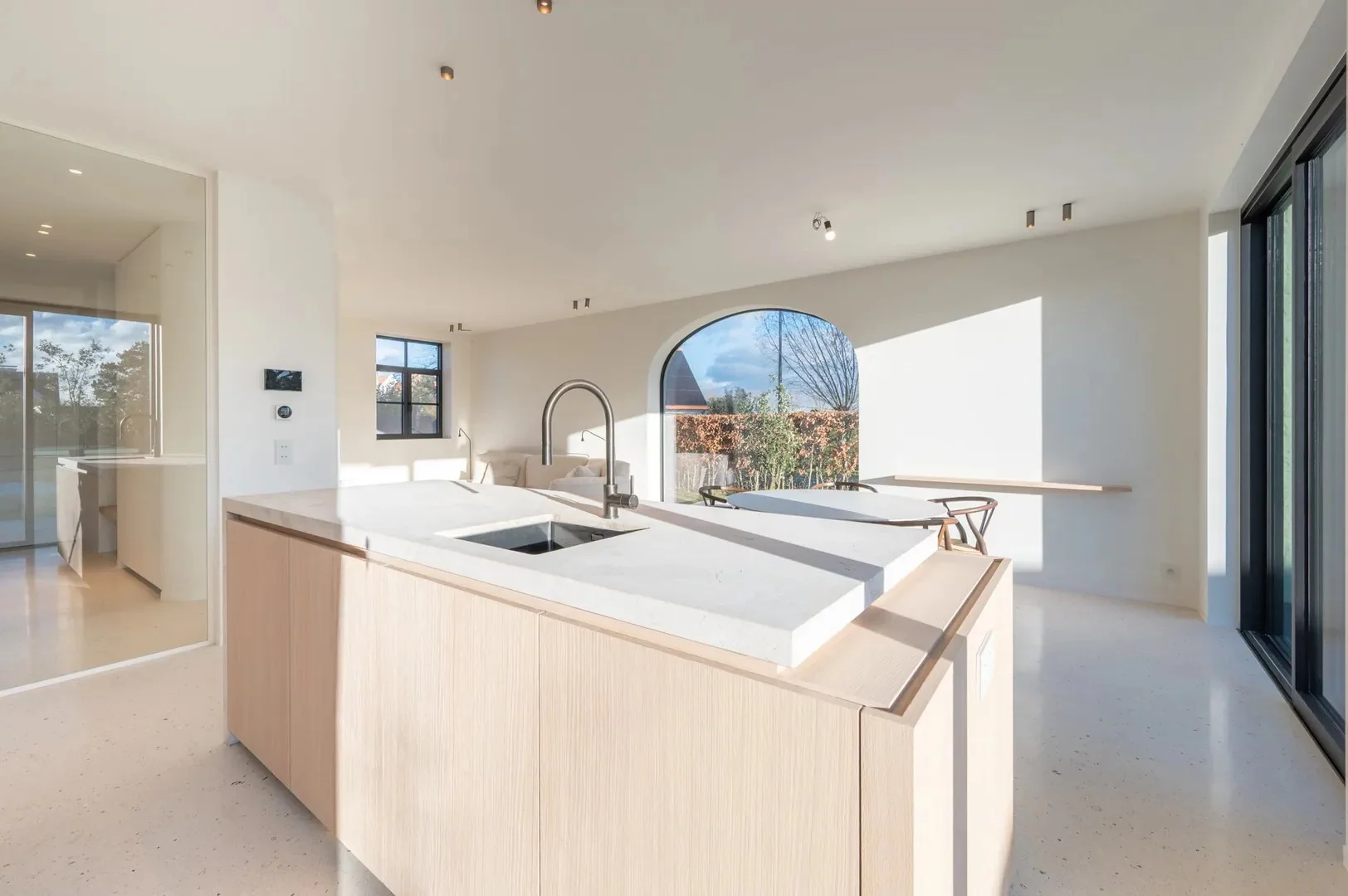 Instapklare nieuwbouwvilla met 5 slaapkamers en zuidgerichte tuin.