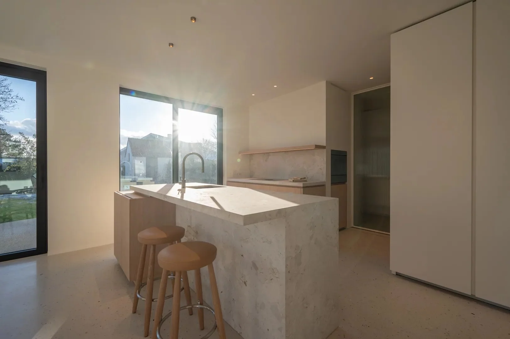 Instapklare nieuwbouwvilla met 5 slaapkamers en zuidgerichte tuin.