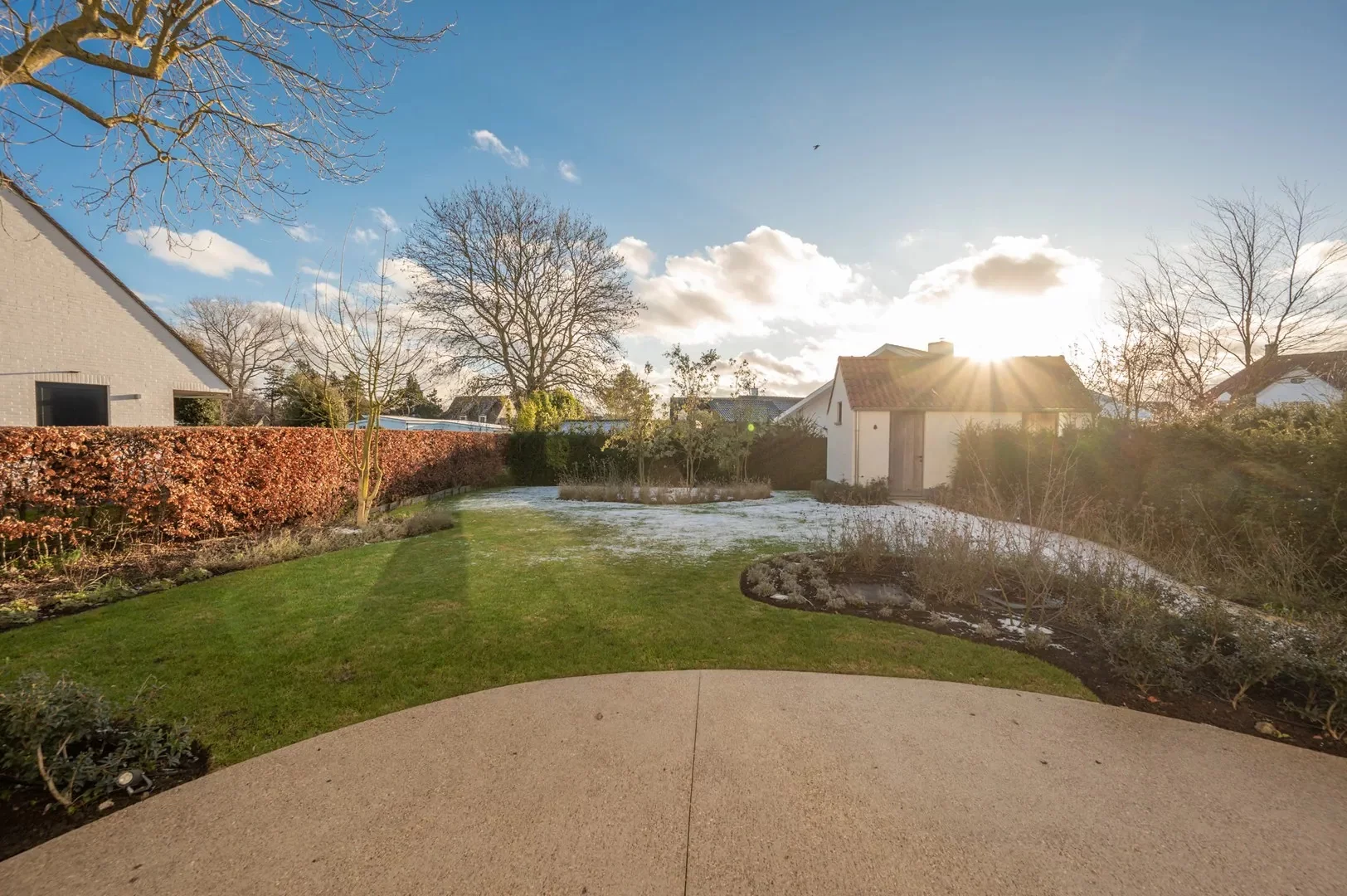 Instapklare nieuwbouwvilla met 5 slaapkamers en zuidgerichte tuin.