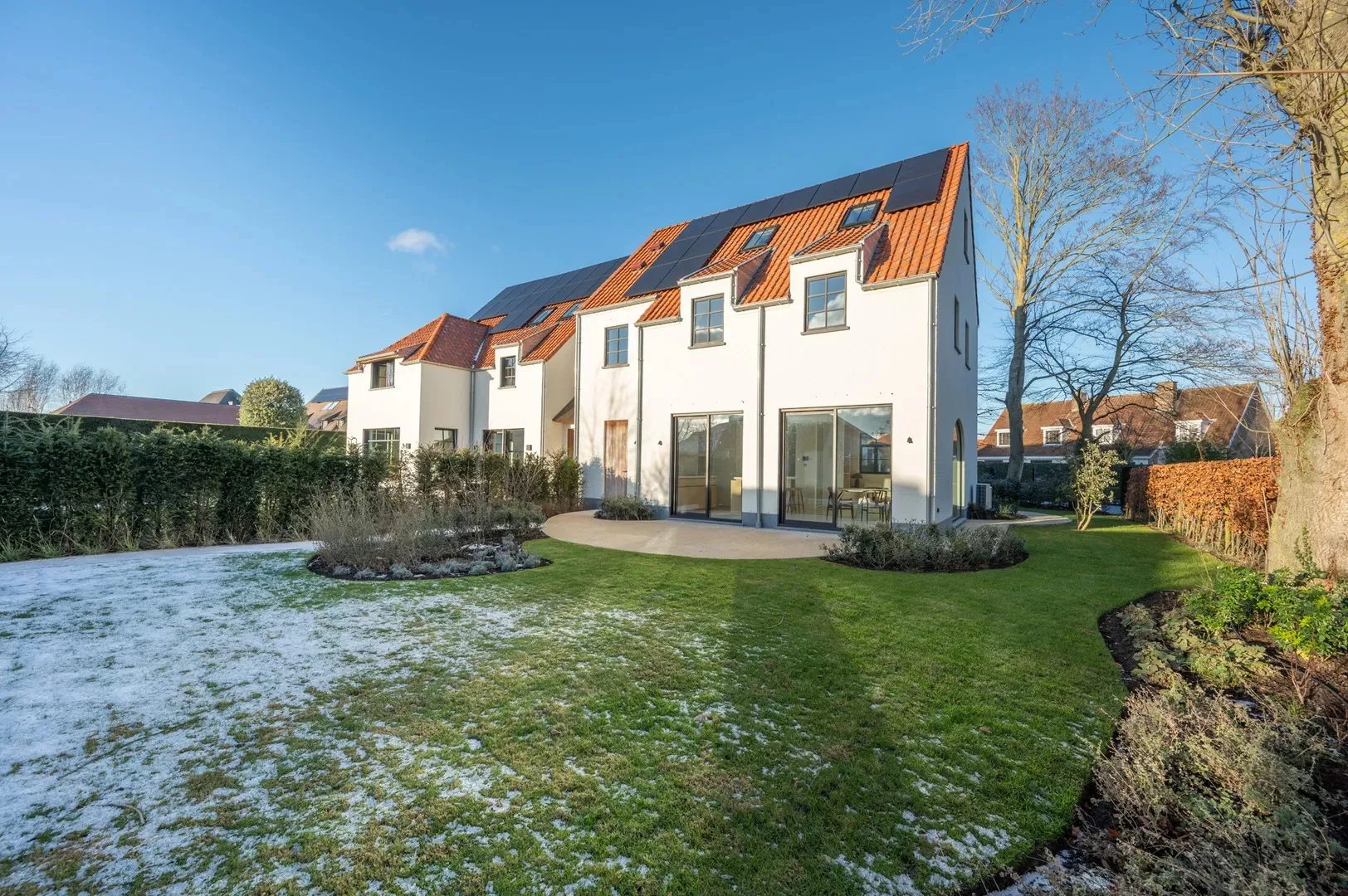 Instapklare nieuwbouwvilla met 5 slaapkamers en zuidgerichte tuin.