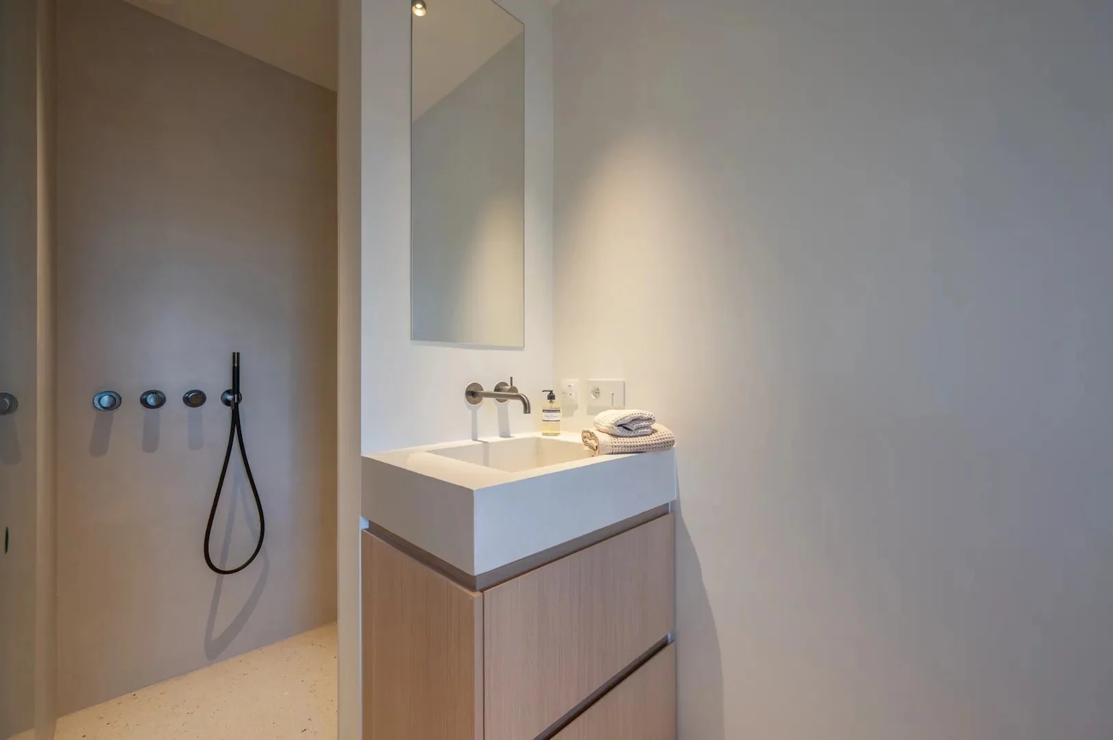 Instapklare nieuwbouwvilla met 5 slaapkamers en zuidgerichte tuin.