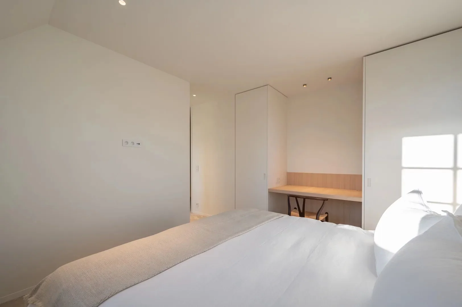 Instapklare nieuwbouwvilla met 5 slaapkamers en zuidgerichte tuin.