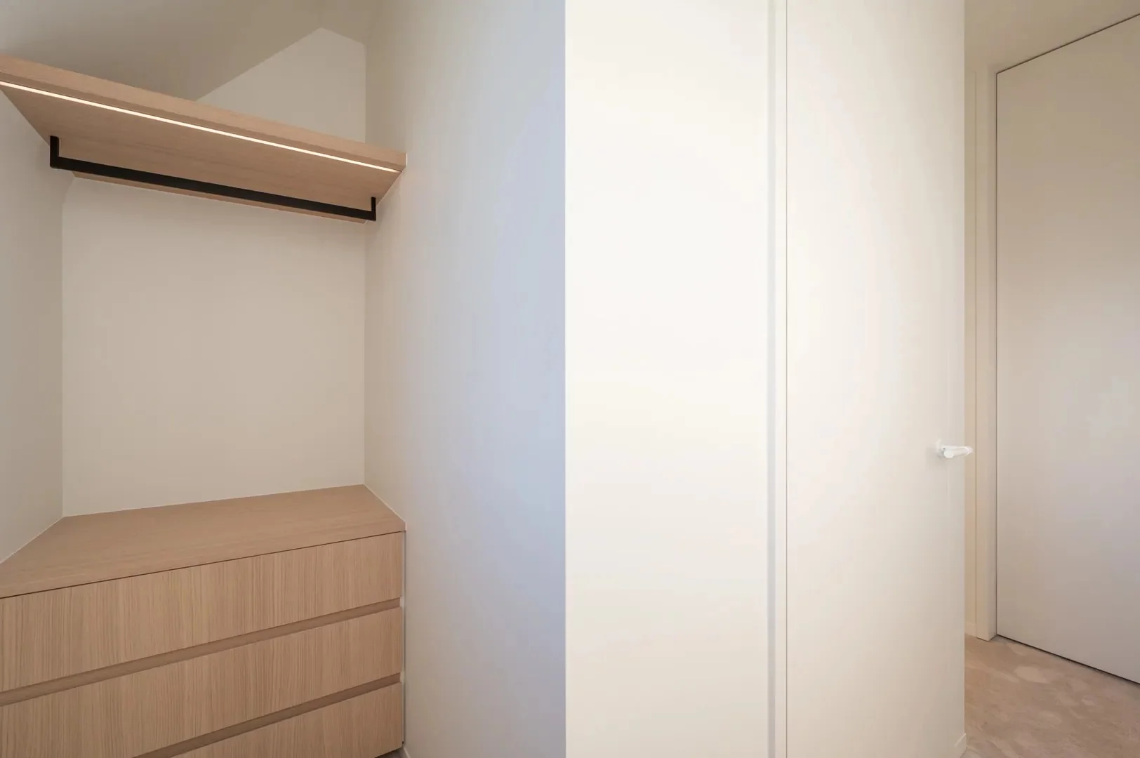 Instapklare nieuwbouwvilla met 5 slaapkamers en zuidgerichte tuin.