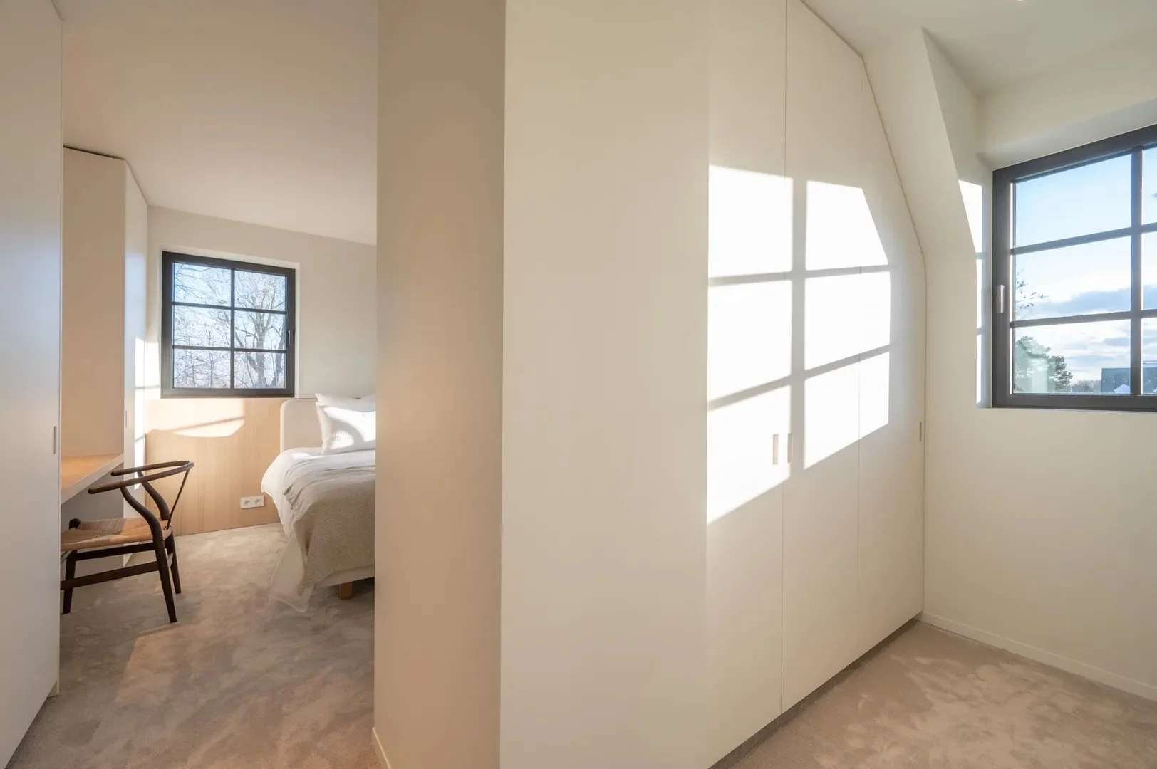 Instapklare nieuwbouwvilla met 5 slaapkamers en zuidgerichte tuin.