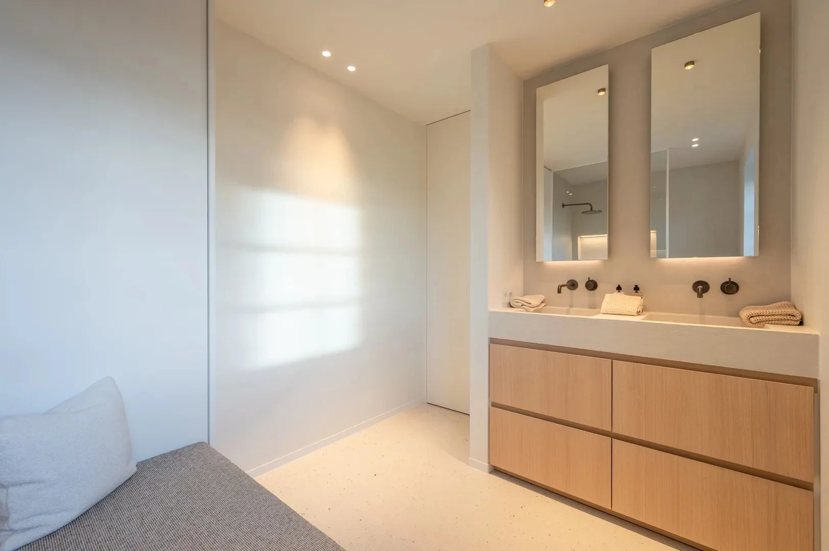 Instapklare nieuwbouwvilla met 5 slaapkamers en zuidgerichte tuin.