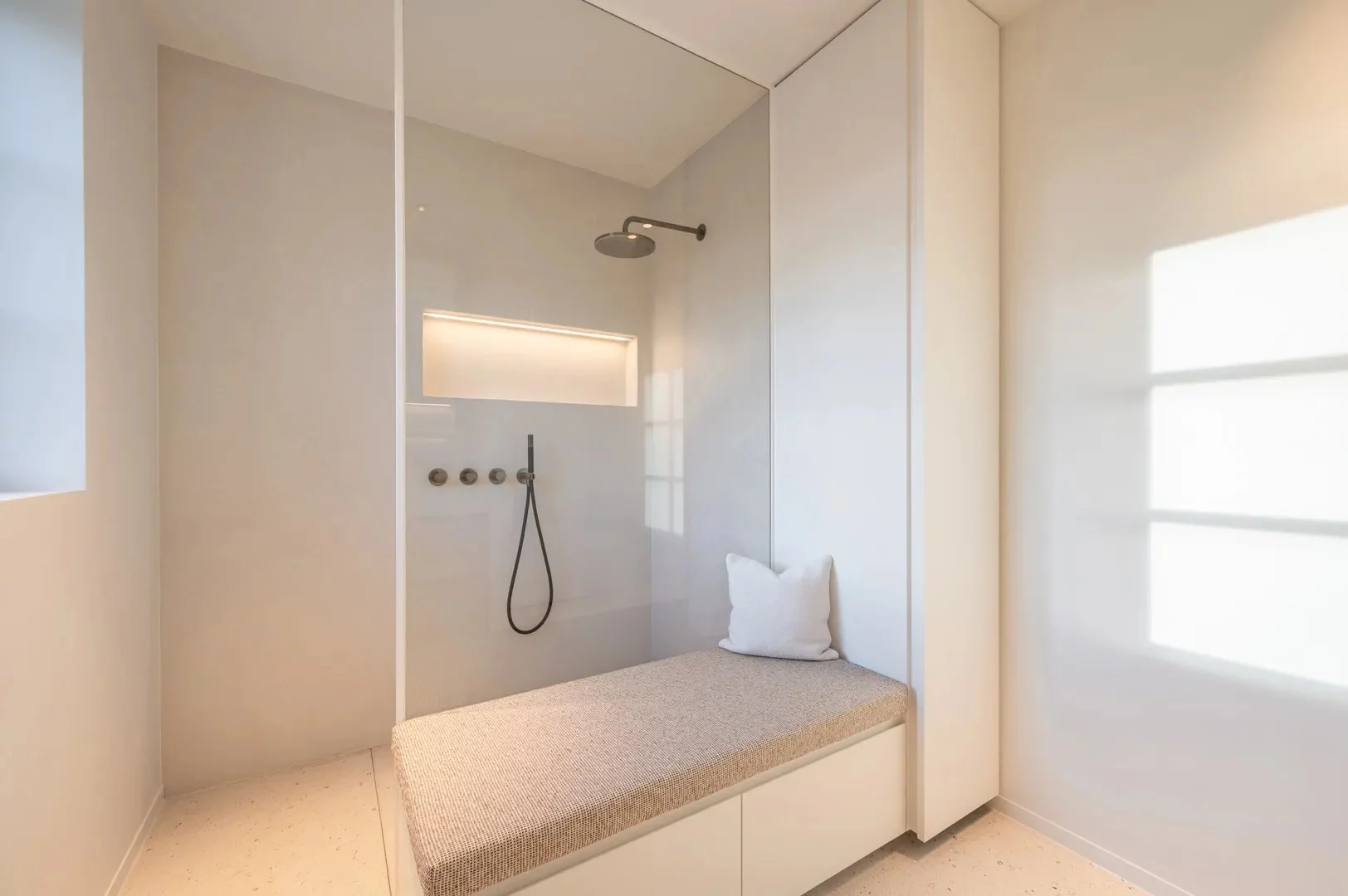 Instapklare nieuwbouwvilla met 5 slaapkamers en zuidgerichte tuin.