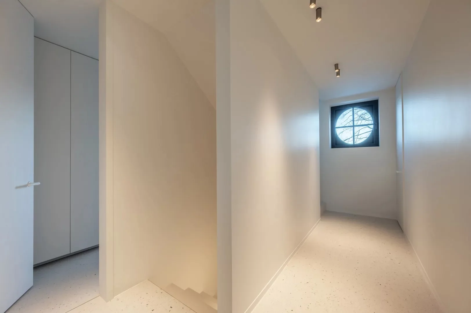 Instapklare nieuwbouwvilla met 5 slaapkamers en zuidgerichte tuin.