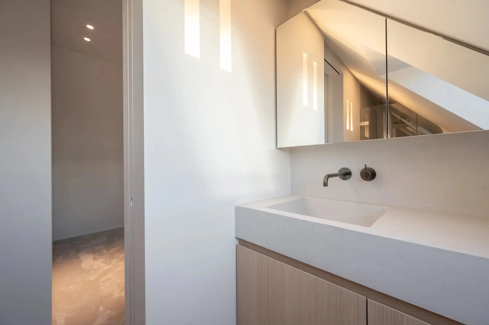 Instapklare nieuwbouwvilla met 5 slaapkamers en zuidgerichte tuin.