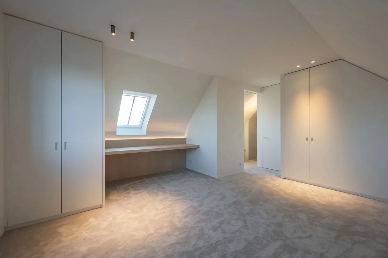 Instapklare nieuwbouwvilla met 5 slaapkamers en zuidgerichte tuin.