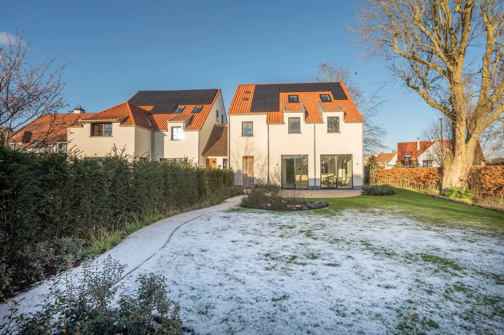Instapklare nieuwbouwvilla met 5 slaapkamers en zuidgerichte tuin.