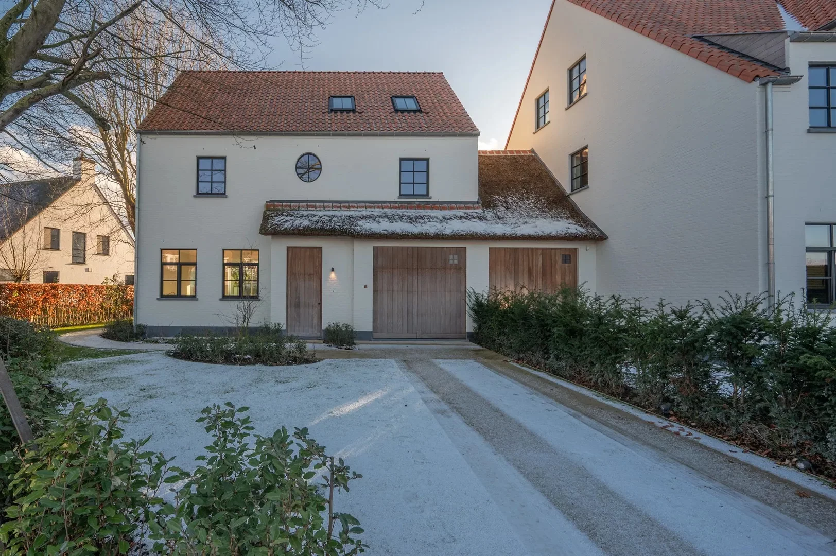 Instapklare nieuwbouwvilla met 5 slaapkamers en zuidgerichte tuin.