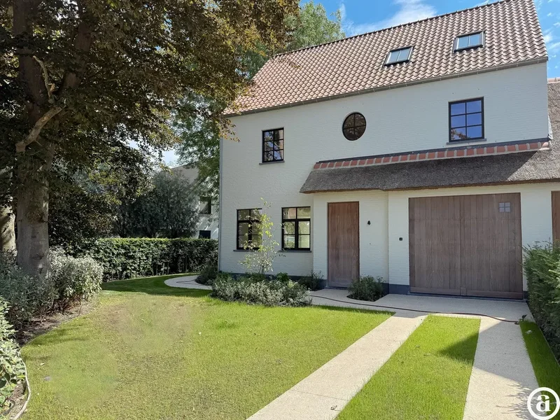 Instapklare nieuwbouwvilla met 5 slaapkamers en zuidgerichte tuin.