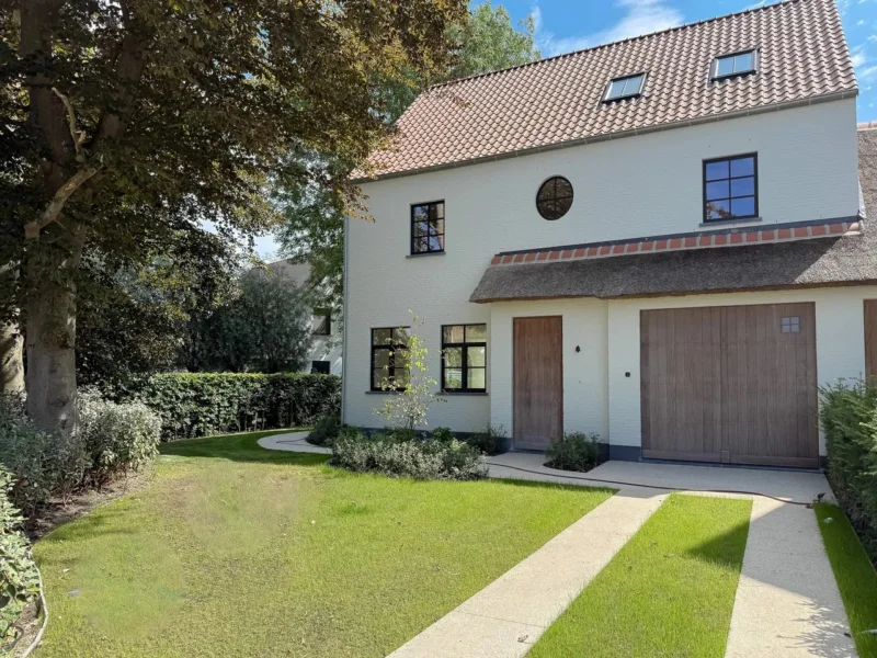 Instapklare nieuwbouwvilla met 5 slaapkamers en zuidgerichte tuin.