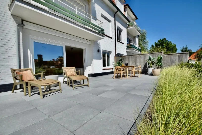 Subliem tuinappartement met zonneterras van 72m²  in een karaktervolle villaresidentie.