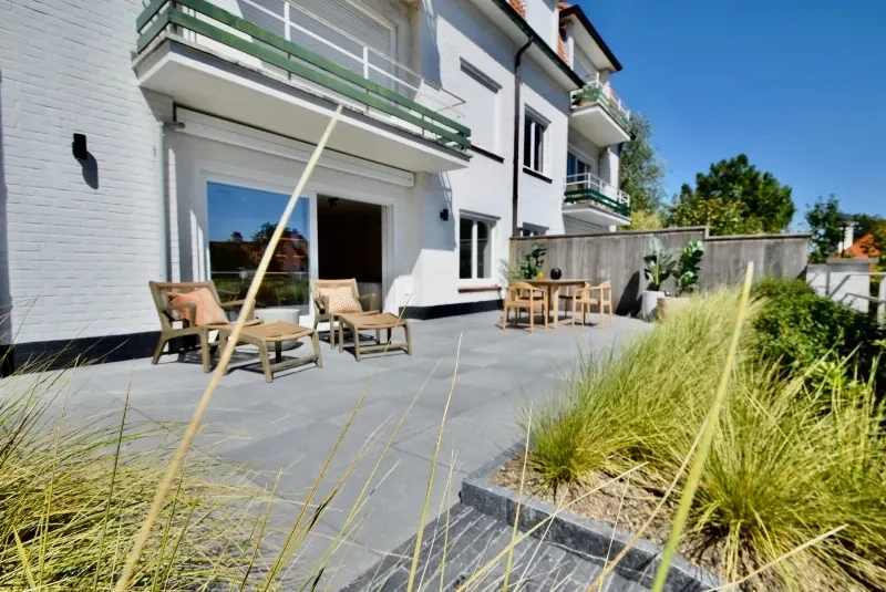 Subliem tuinappartement met zonneterras van 72m²  in een karaktervolle villaresidentie.