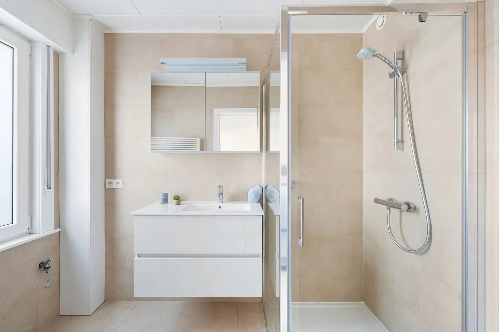 Charmante woning te koop centraal gelegen in Oud-Knokke vlakbij het centrum.