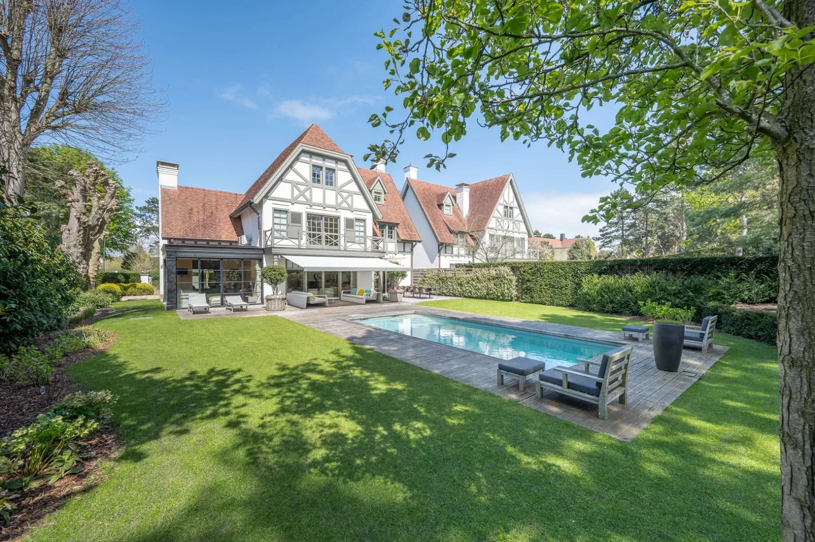 Prachtige villa met zwembad rustig gelegen in een paadje in hartje Zoute.