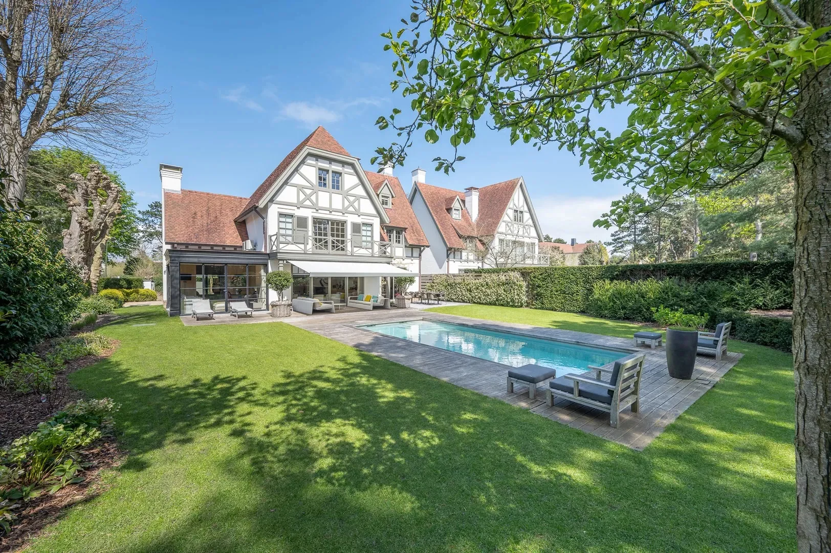 Prachtige villa met zwembad rustig gelegen in een paadje in hartje Zoute.