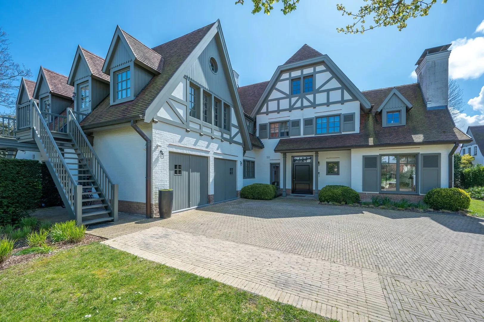 Prachtige villa met zwembad rustig gelegen in een paadje in hartje Zoute.