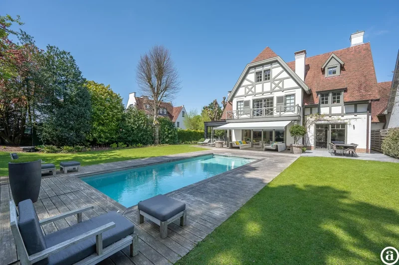Belle villa avec piscine, située au calme dans une ruelle au cœur du Zoute.