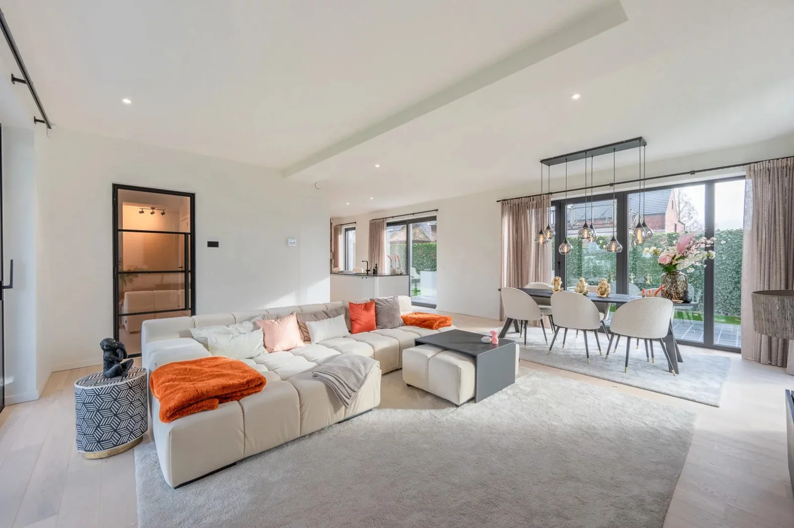 Alleenstaande moderne villa gelegen in een rustige residentiële omgeving te Knokke.