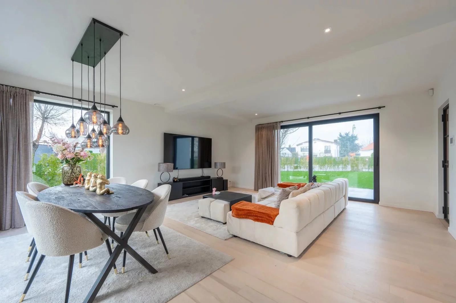 Alleenstaande moderne villa gelegen in een rustige residentiële omgeving te Knokke.