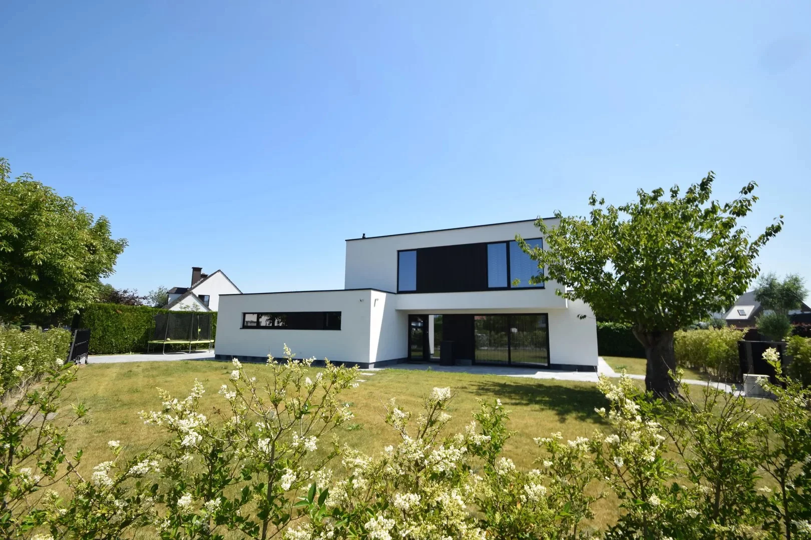 Alleenstaande moderne villa gelegen in een rustige residentiële omgeving te Knokke.