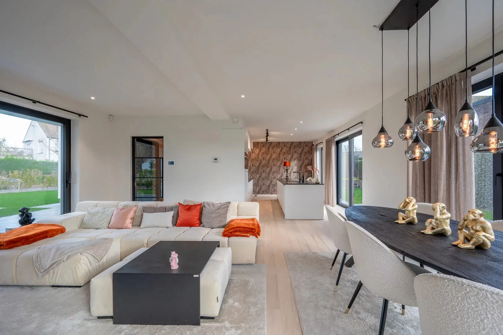 Alleenstaande moderne villa gelegen in een rustige residentiële omgeving te Knokke.
