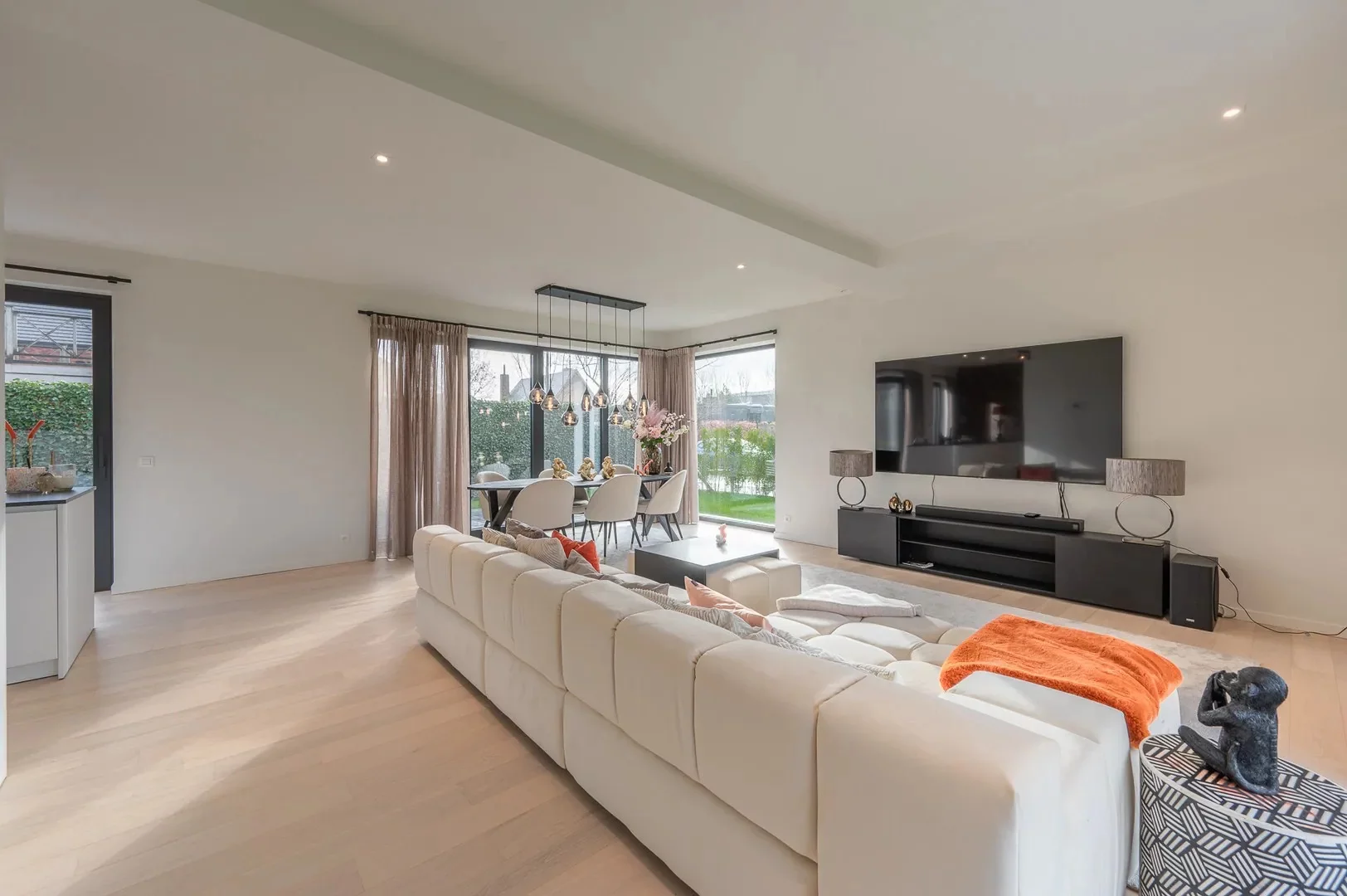 Alleenstaande moderne villa gelegen in een rustige residentiële omgeving te Knokke.