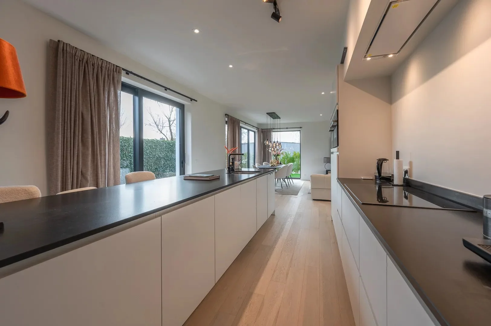 Alleenstaande moderne villa gelegen in een rustige residentiële omgeving te Knokke.