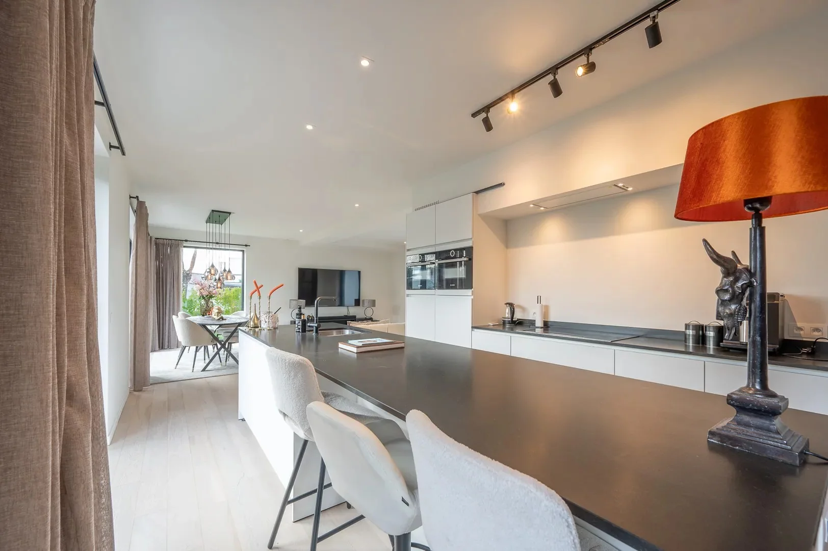 Alleenstaande moderne villa gelegen in een rustige residentiële omgeving te Knokke.